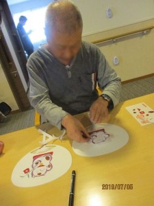 190705_うちわ作り　コミュ二ティアテンダント（チャームスイート京都桂川）